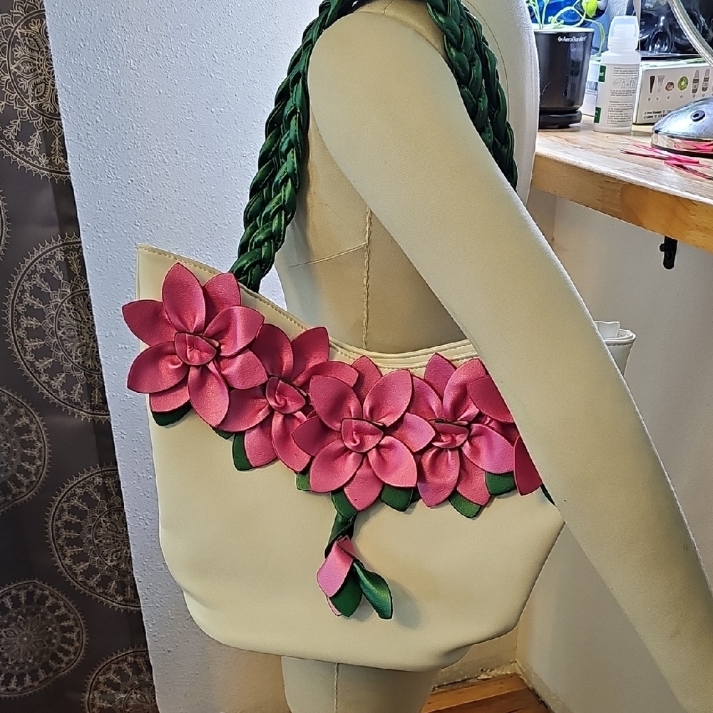 Quaoduo Spring Eastrer Bag. NWOT. Excellent Condition
